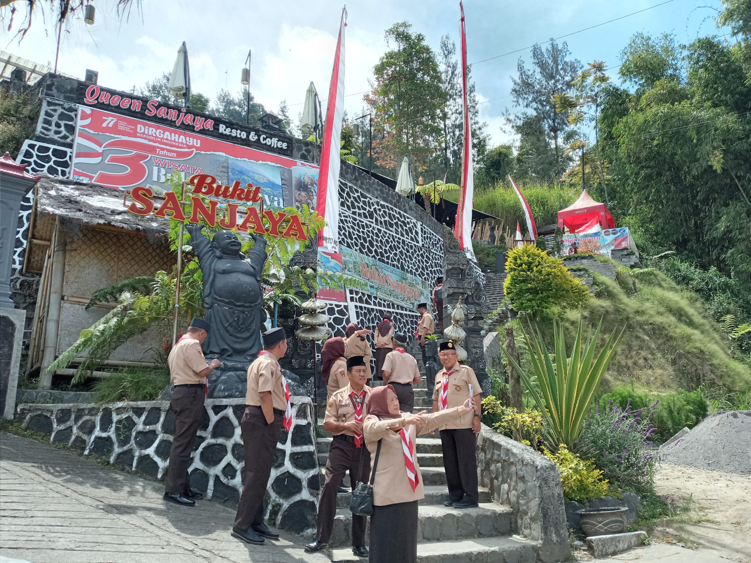Peserta Rakorwil Pramuka se Solo Raya Berwisata ke Bukit Sanjaya Selo